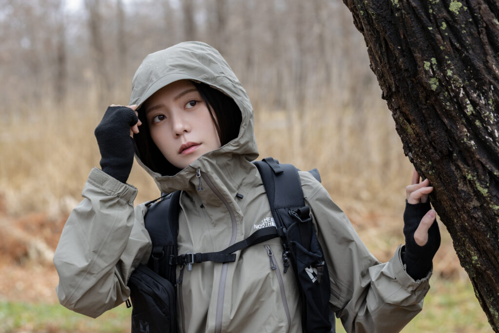 Trailmarksは、山へ向かう一歩に宿る思想を記すメディア。 服と道具を通して、自然とどう関わるかを問い続ける。 静かな選択が、未来の風景をつくると信じて。