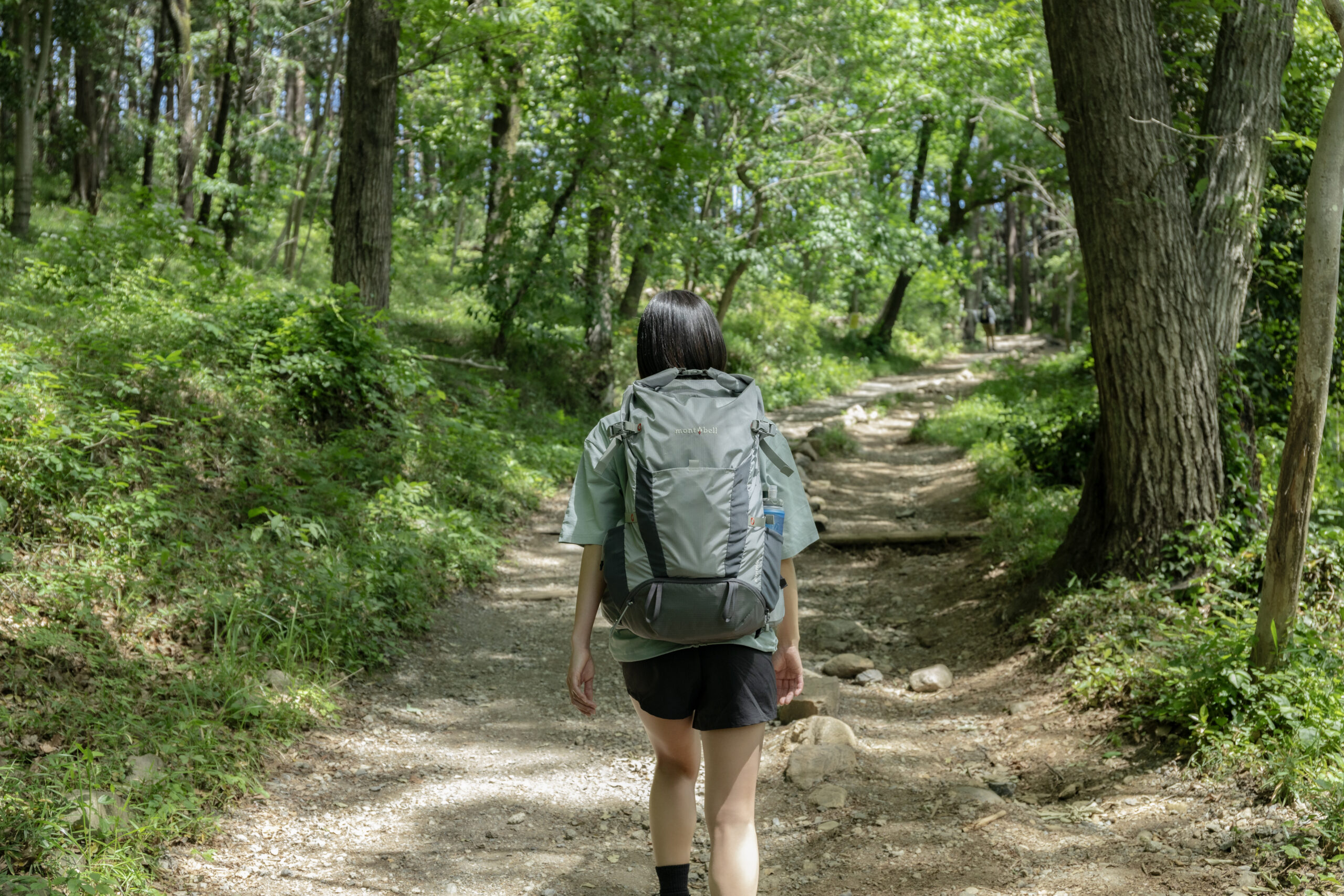 Trailmarksは、山へ向かう一歩に宿る思想を記すメディア。 服と道具を通して、自然とどう関わるかを問い続ける。 静かな選択が、未来の風景をつくると信じて。