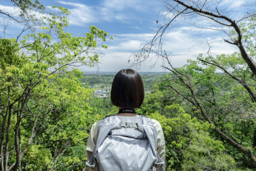 Trailmarksは、山へ向かう一歩に宿る思想を記すメディア。 服と道具を通して、自然とどう関わるかを問い続ける。 静かな選択が、未来の風景をつくると信じて。