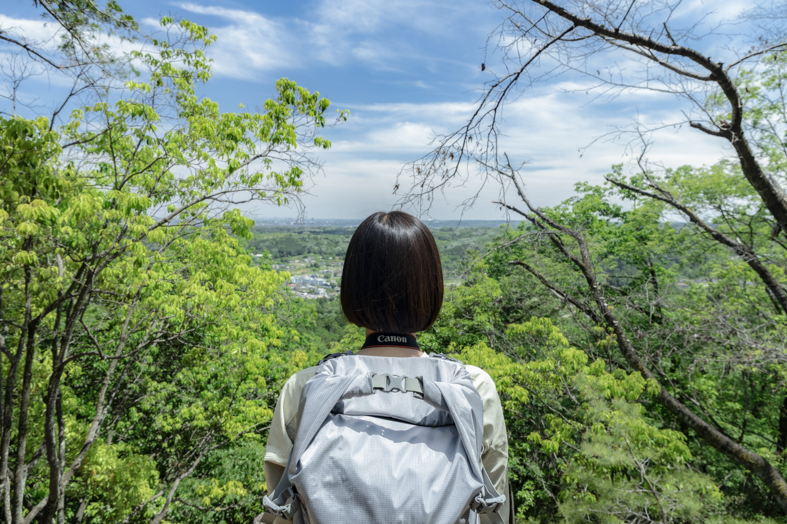 Trailmarksは、山へ向かう一歩に宿る思想を記すメディア。 服と道具を通して、自然とどう関わるかを問い続ける。 静かな選択が、未来の風景をつくると信じて。