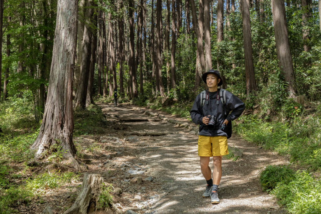Trailmarksは、山へ向かう一歩に宿る思想を記すメディア。 服と道具を通して、自然とどう関わるかを問い続ける。 静かな選択が、未来の風景をつくると信じて。