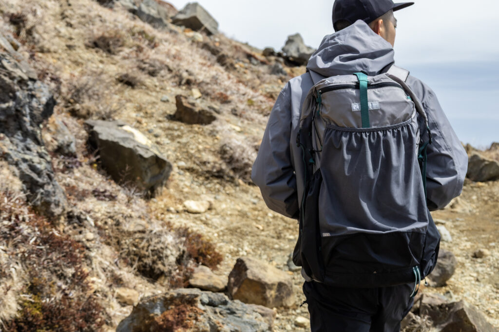 Trailmarksは、山へ向かう一歩に宿る思想を記すメディア。 服と道具を通して、自然とどう関わるかを問い続ける。 静かな選択が、未来の風景をつくると信じて。
