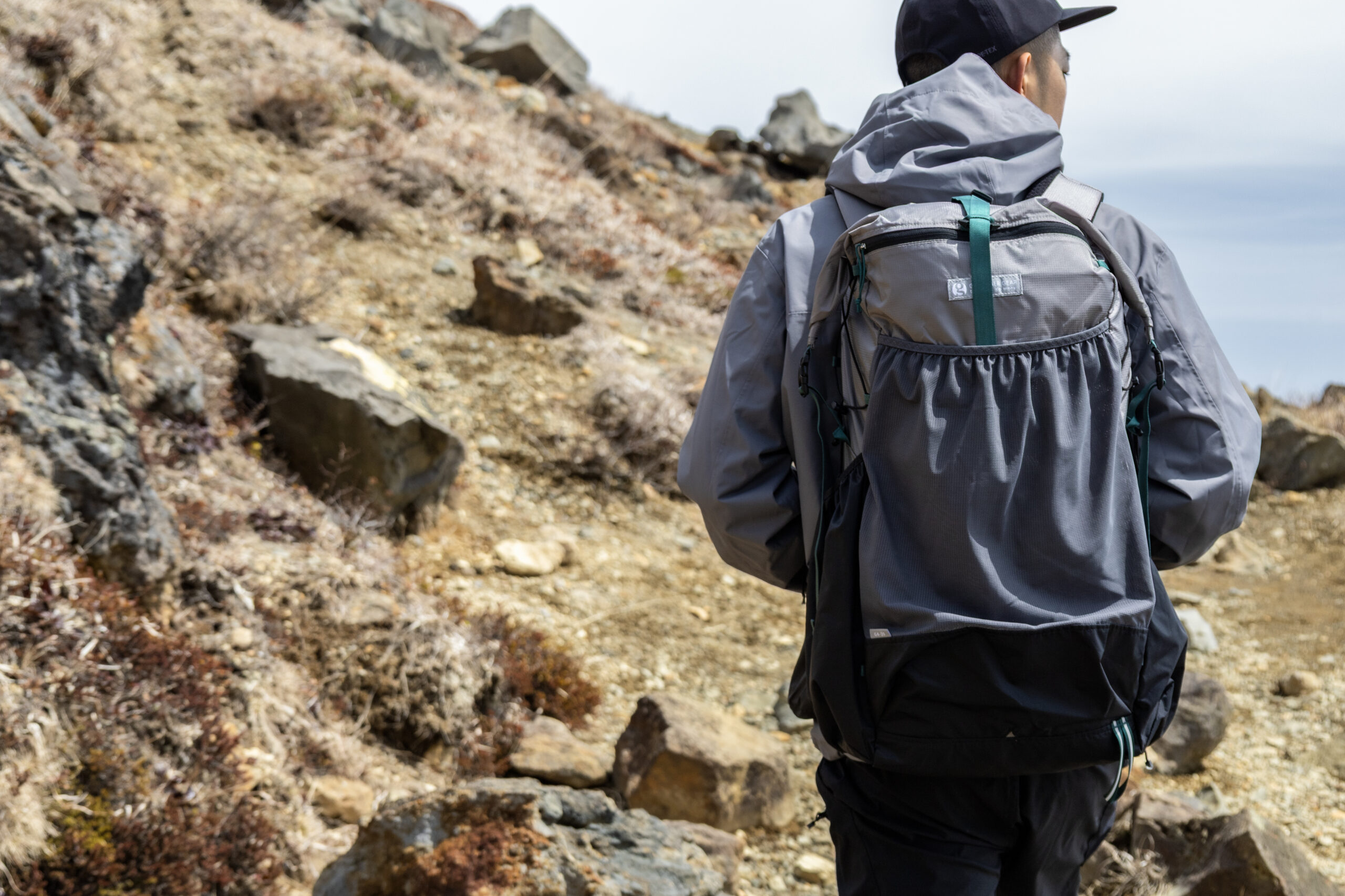 Trailmarksは、山へ向かう一歩に宿る思想を記すメディア。 服と道具を通して、自然とどう関わるかを問い続ける。 静かな選択が、未来の風景をつくると信じて。