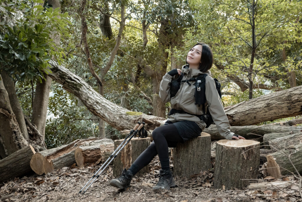 Trailmarksは、山へ向かう一歩に宿る思想を記すメディア。 服と道具を通して、自然とどう関わるかを問い続ける。 静かな選択が、未来の風景をつくると信じて。