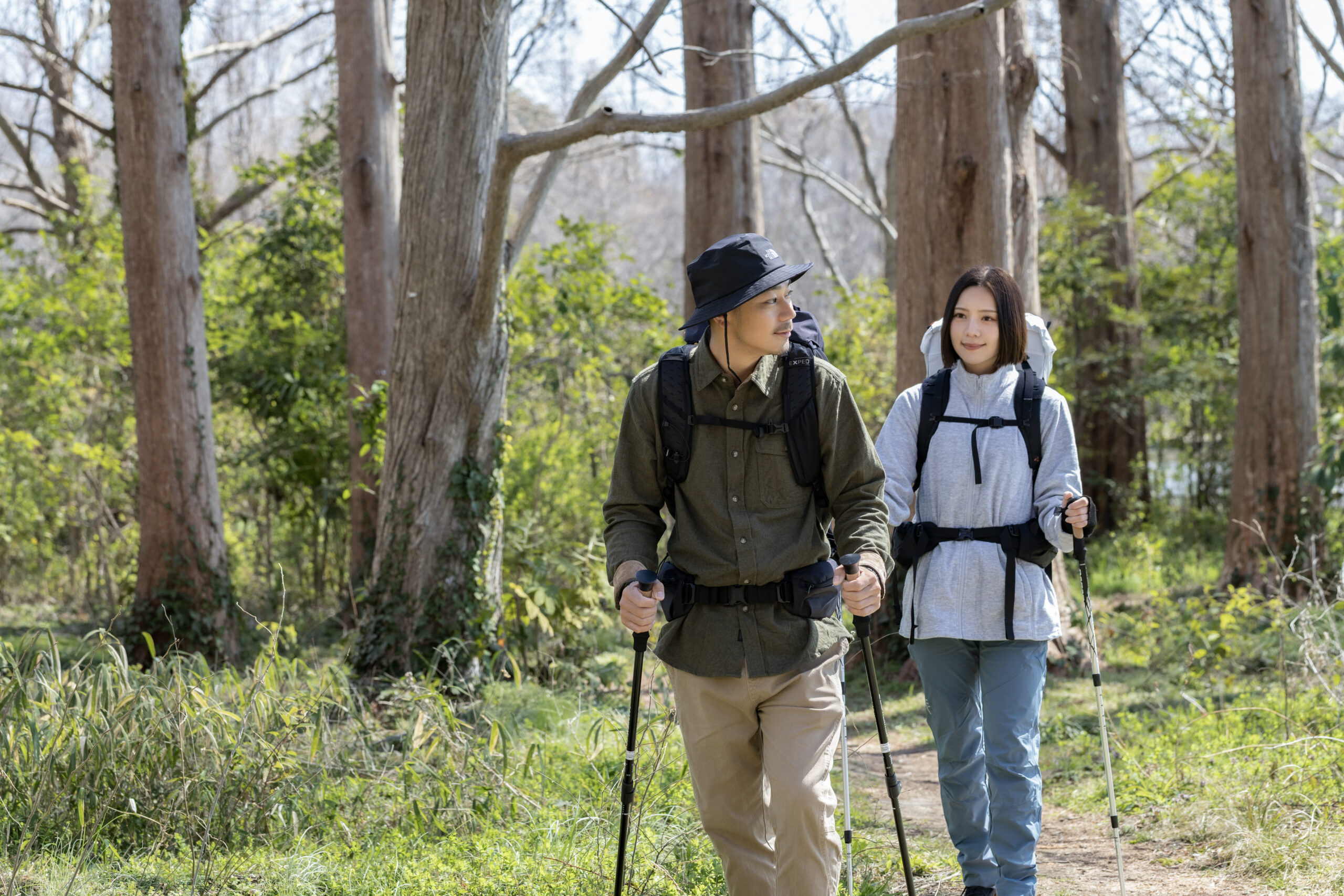 Trailmarksは、山へ向かう一歩に宿る思想を記すメディア。 服と道具を通して、自然とどう関わるかを問い続ける。 静かな選択が、未来の風景をつくると信じて。