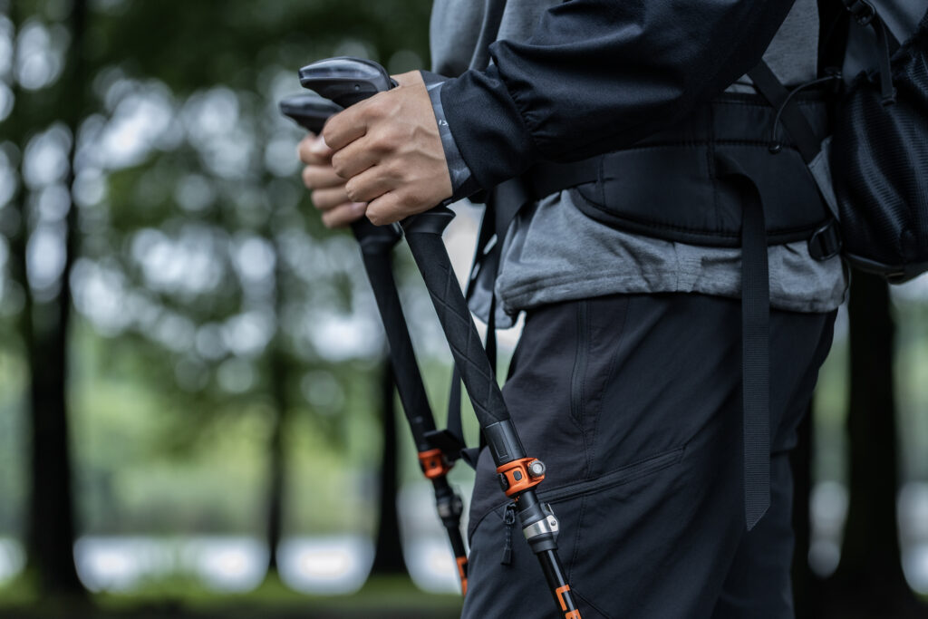 Trailmarksは、山へ向かう一歩に宿る思想を記すメディア。 服と道具を通して、自然とどう関わるかを問い続ける。 静かな選択が、未来の風景をつくると信じて。