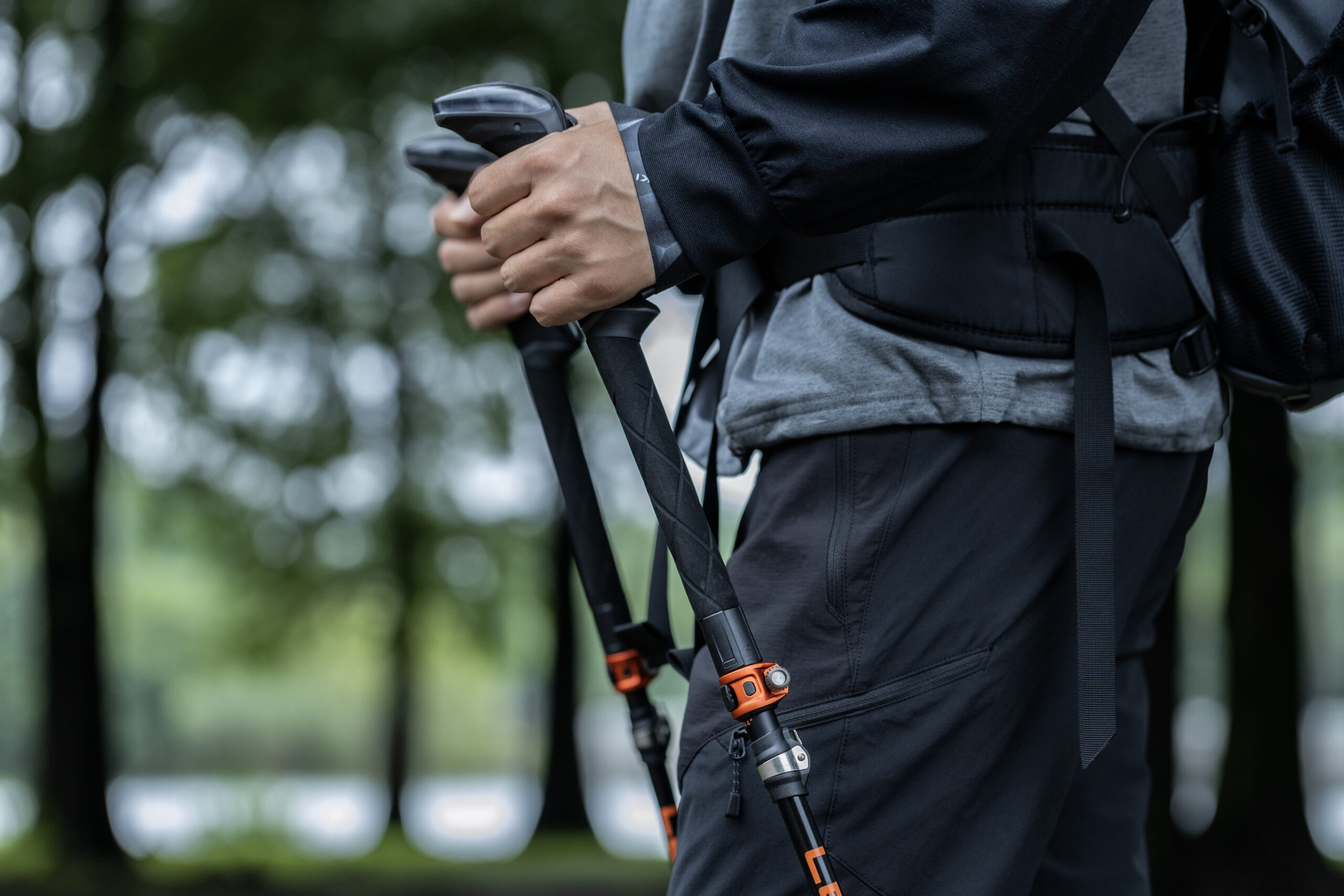 Trailmarksは、山へ向かう一歩に宿る思想を記すメディア。 服と道具を通して、自然とどう関わるかを問い続ける。 静かな選択が、未来の風景をつくると信じて。