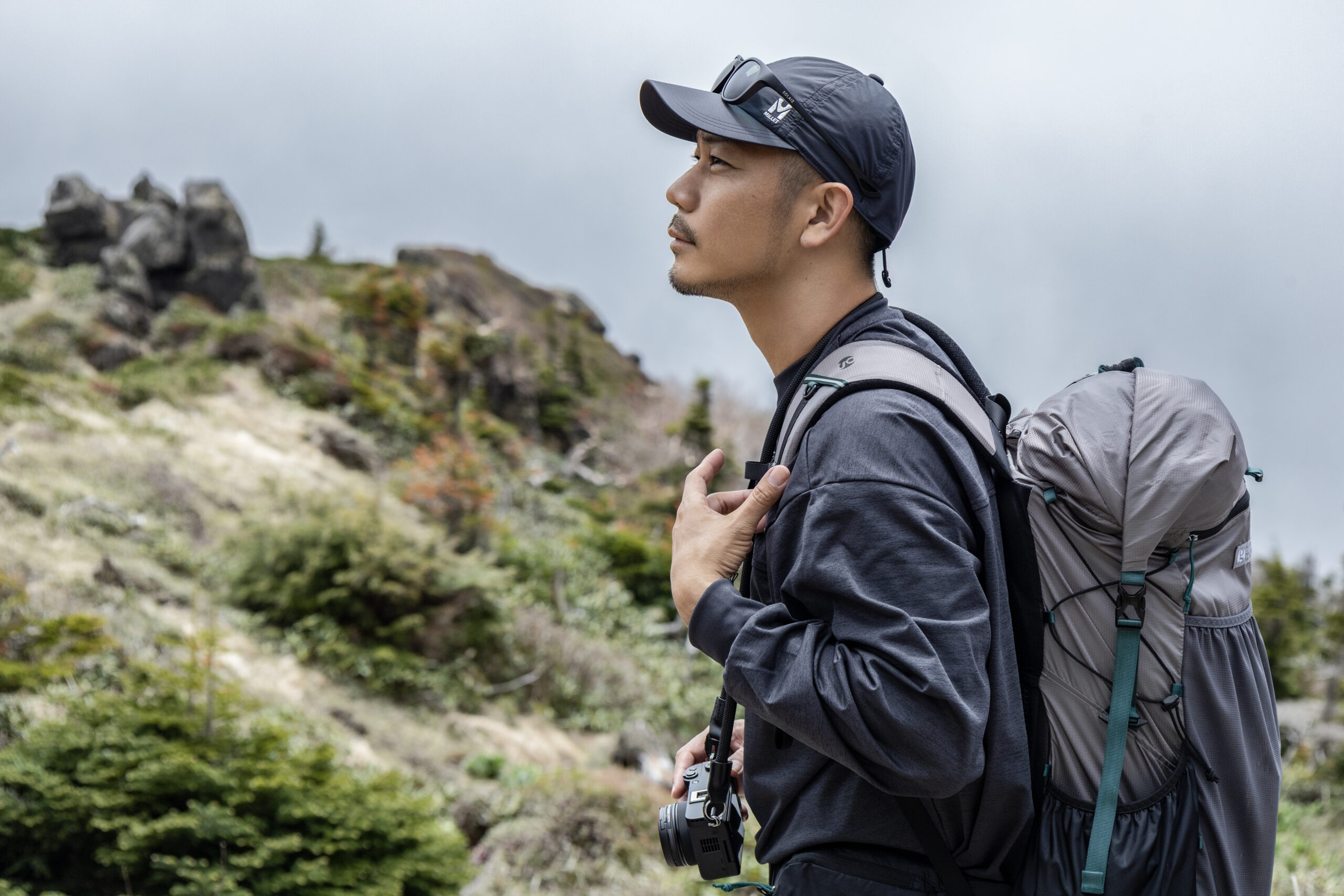 Trailmarksは、山へ向かう一歩に宿る思想を記すメディア。 服と道具を通して、自然とどう関わるかを問い続ける。 静かな選択が、未来の風景をつくると信じて。