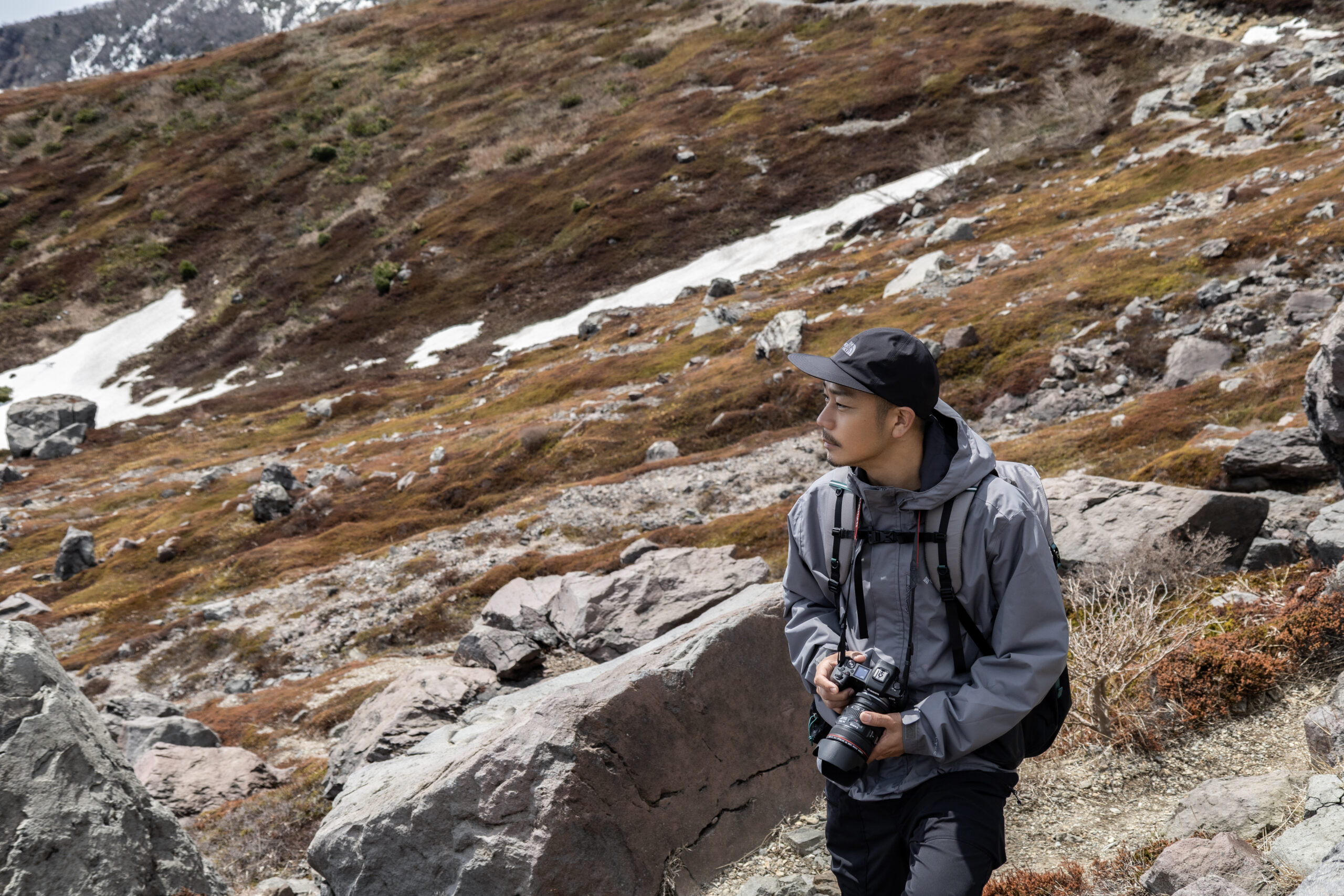 Trailmarksは、山へ向かう一歩に宿る思想を記すメディア。 服と道具を通して、自然とどう関わるかを問い続ける。 静かな選択が、未来の風景をつくると信じて。